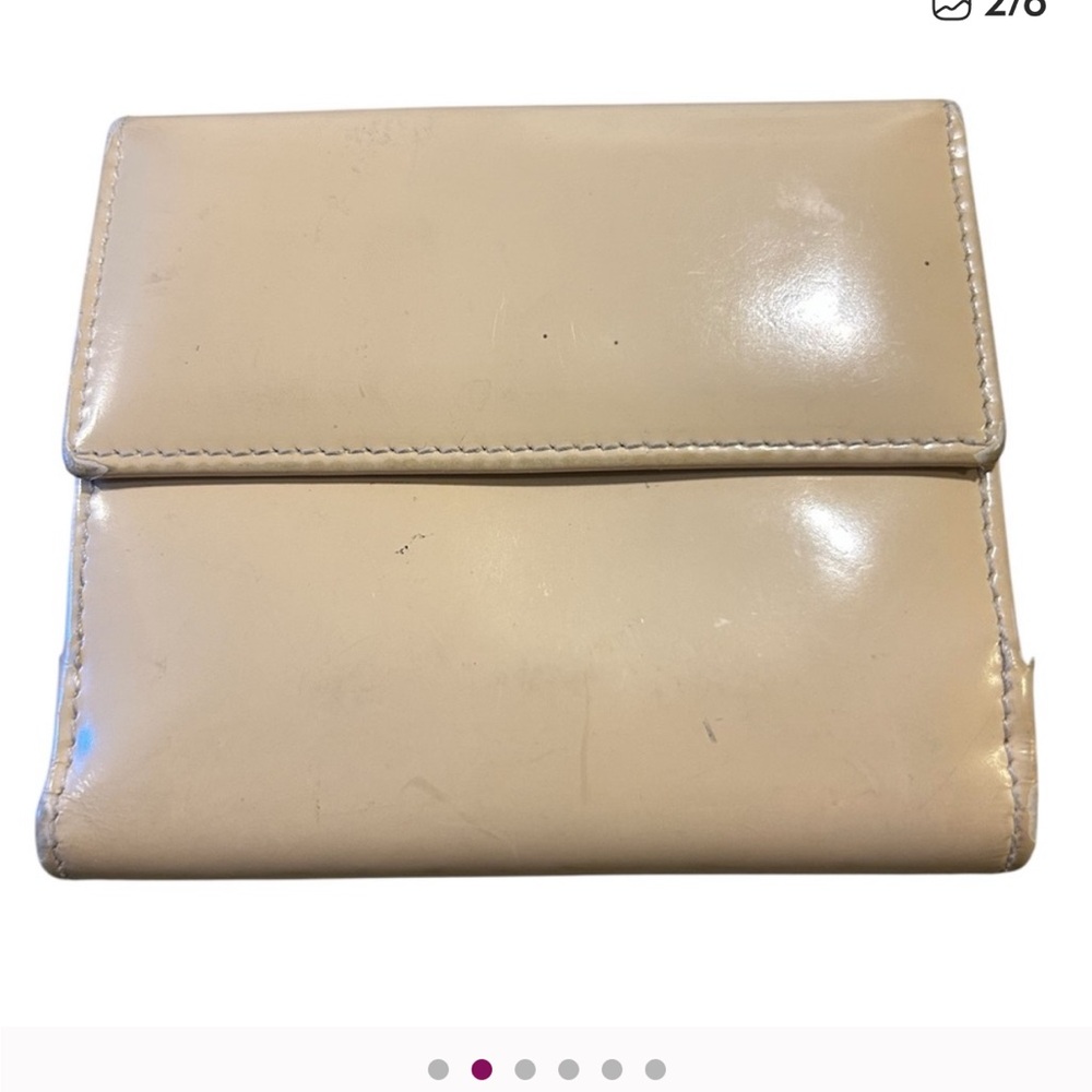 Gucci Beige Patent Leather Wallet with Black Clasp – Authentic Luxury 👜💎